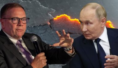 Po lewej generał broni Ben Hodges, dowódca Sił Zbrojnych Stanów Zjednoczonych w Europie (2014-2018), w Warszawie, 29 września 2025 r. Po prawej prezydent Rosji Władimir Putin w Pekinie w Chinach, 2 września 2025 r. W tle grafika uwzględniająca mapę Ukrainy