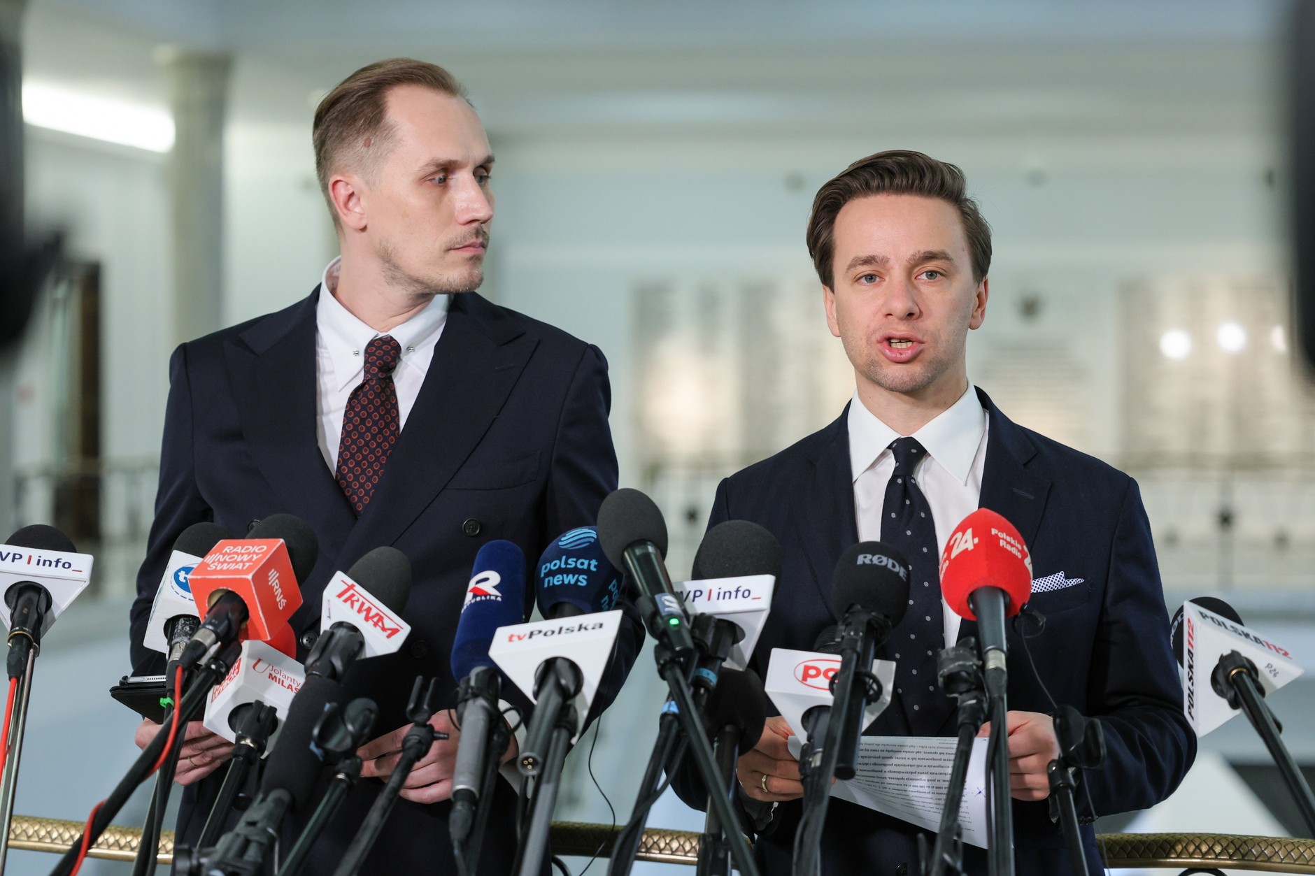 Konrad Berkowicz i Krzysztof Bosak podczas konferencji prasowej w Sejmie, listopad 2024 r.
