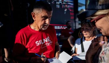 Oligarcha i szef partii Andrej Babisz rozdaje autografy podczas wiecu wyborczego