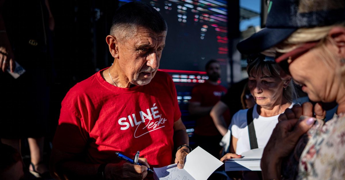 Oligarcha i szef partii Andrej Babisz rozdaje autografy podczas wiecu wyborczego