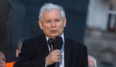 Jarosław Kaczyński chciał kupić dworek. Właścicielka mówi stanowcze nie