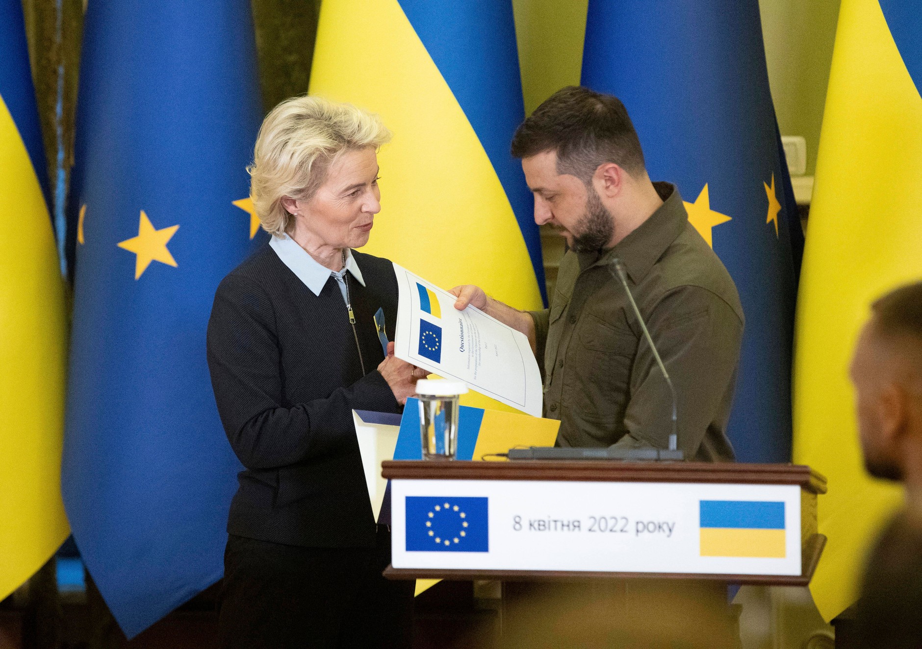 Ursula von der Leyen, przewodnicząca Komisji Europejskiej, i Wołodymyr Zełenski, prezydent Ukrainy. Kijów, 8 kwietnia 2022 r.