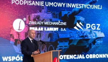 Prezes PGZ Adam Leszkiewicz podczas podpisania umowy inwestycyjnej