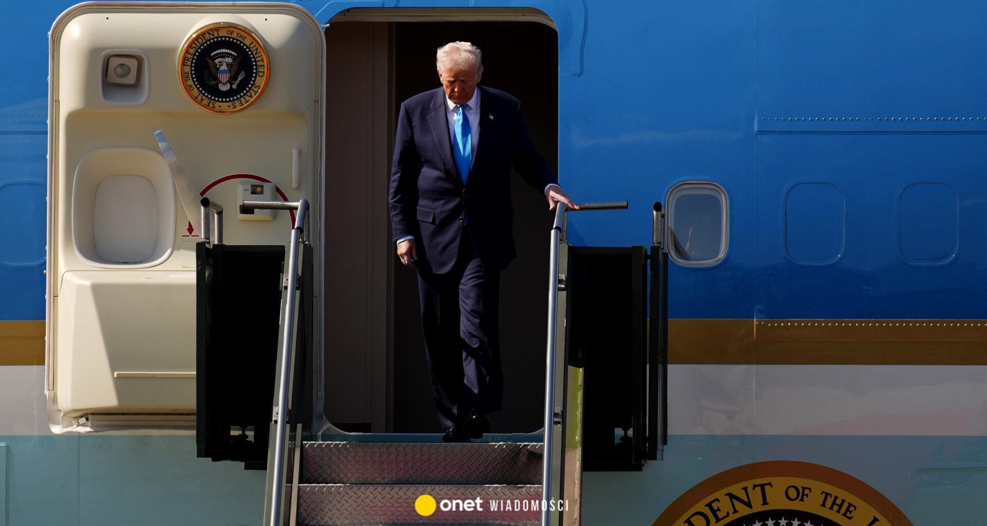 Nagrania zwróciły uwagę na Donalda Trumpa. "Dziwne" zachowanie przy flagach