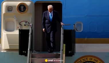 Nagrania zwróciły uwagę na Donalda Trumpa. "Dziwne" zachowanie przy flagach