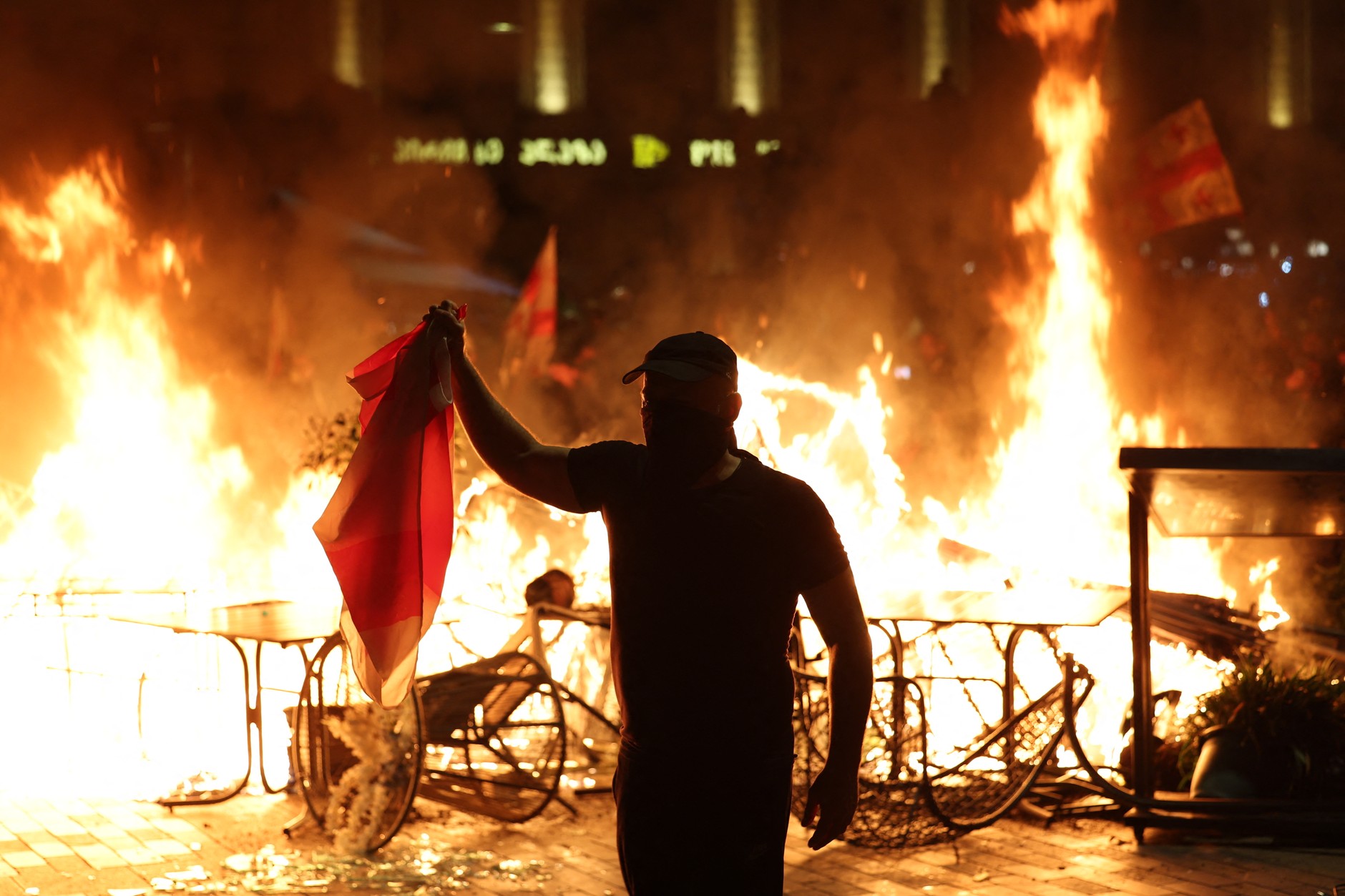 Protestujący palą barykady podczas wiecu opozycji w dniu wyborów lokalnych w centrum Tbilisi 4 października 2025 r.