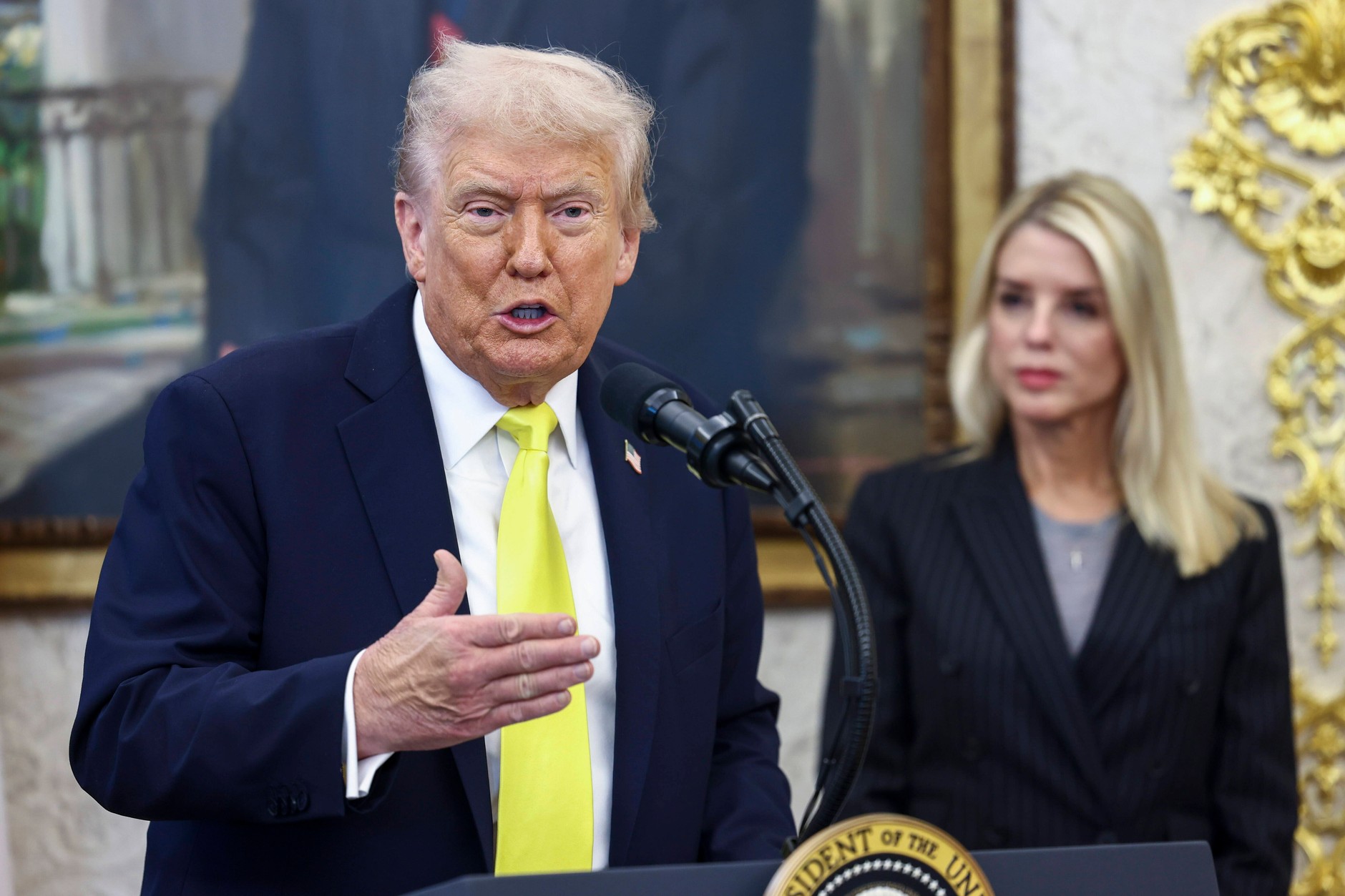 Donald Trump i Pam Bondi, prokurator generalną USA. Waszyngton, 15 października 2025 r.