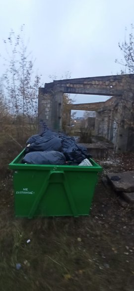 Ostatni kontener ze śmieciami czeka na wywóz.