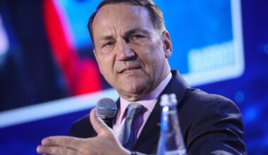 Radosław Sikorski: odradzałbym Władimirowi Putinowi wojnę z NATO