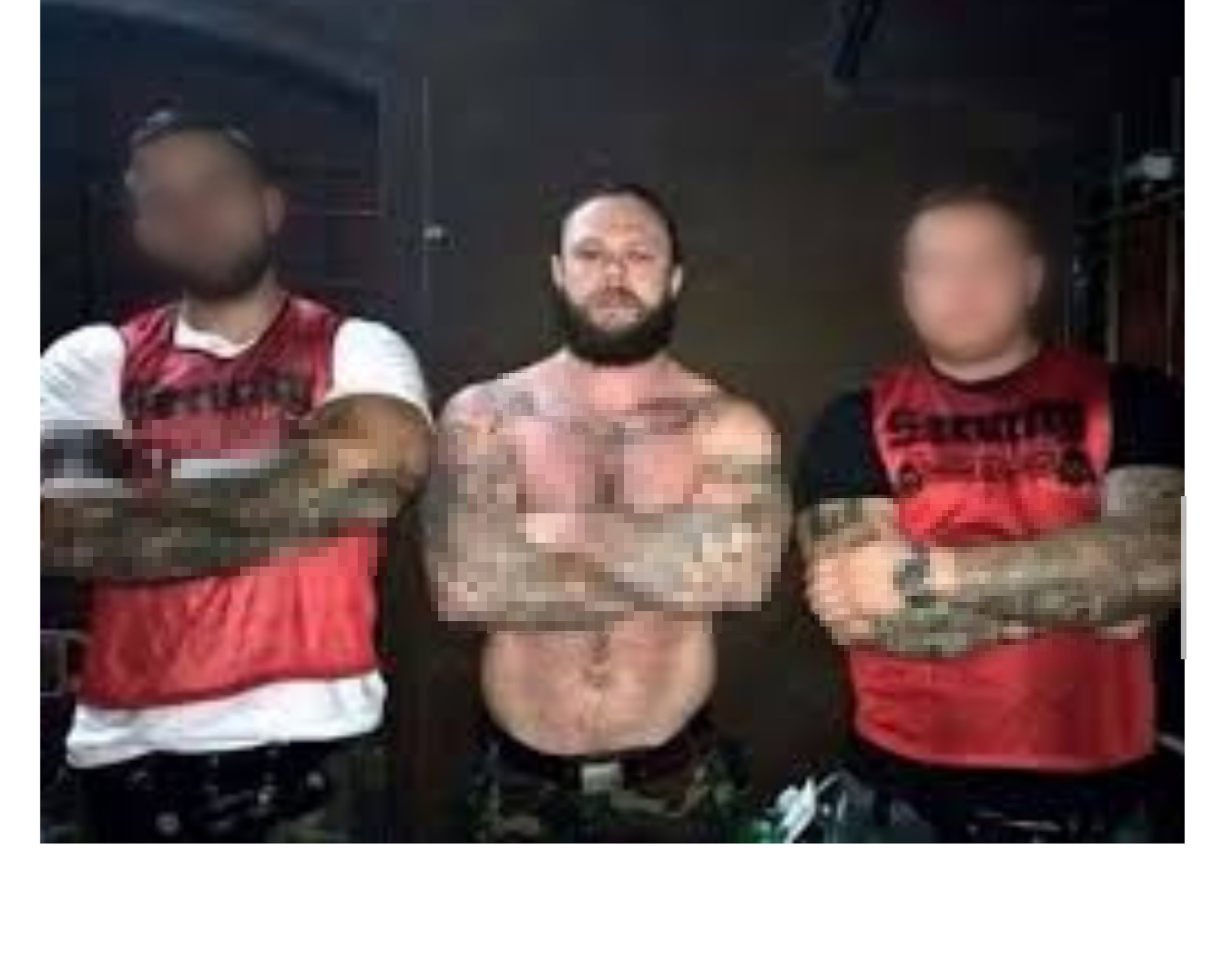 Od lewej Krzysztof S., pseud. "Słowik", wokalista rosyjskiego neonazistowskiego zespołu Velimor Alexey M. i Marek B. z Wrocławia podaczas jednego z koncertów