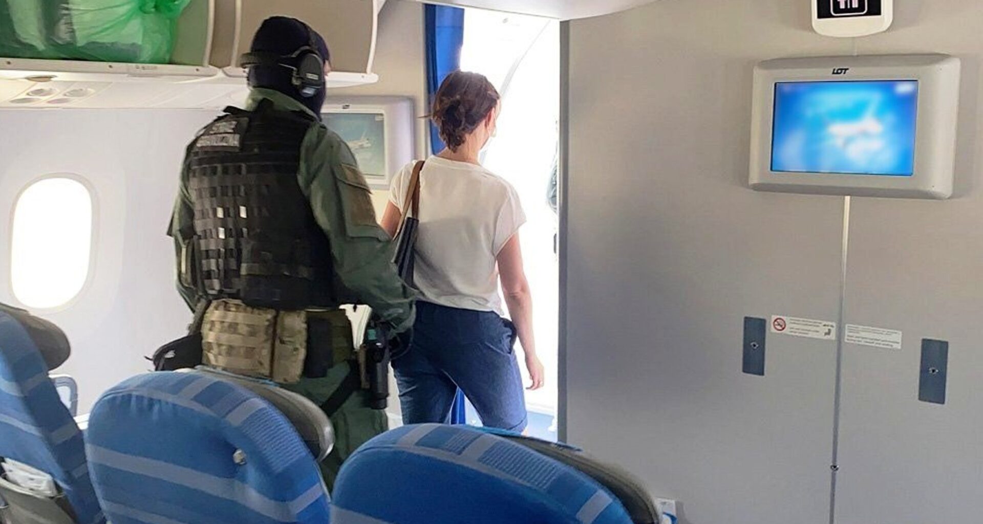 Stanowcza interwencja funkcjonariuszy Straży Granicznej na pokładzie samolotu