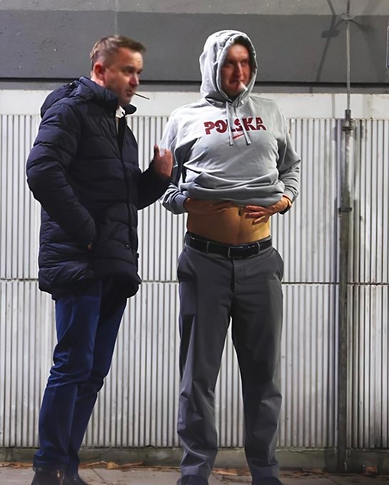 Poseł Prawa i Sprawiedliwości Sebastian Kaleta z innym uczestnikiem "Patriotycznej domówki", źródło: "Fakt" 