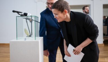 Minister kultury i dziedzictwa narodowego Marta Cienkowska (P) oraz dyrektor Muzeum Narodowego w Poznaniu Tomasz Łęcki (L) podczas przekazania do kolekcji Muzeum Narodowego w Poznaniu kolejnego eksponatu z katalogu strat wojennych. Jest to fragment naczynia szklanego z IV wieku, pochodzący z kolekcji gołuchowskiej. Obiekt został odnaleziony w Stanach Zjednoczonych.