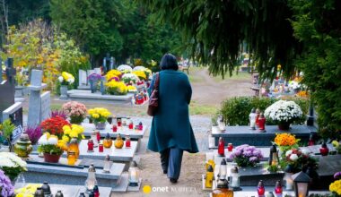 Wszystkich Świętych po polsku. Rewia mody i rodzinne awantury na cmentarzu