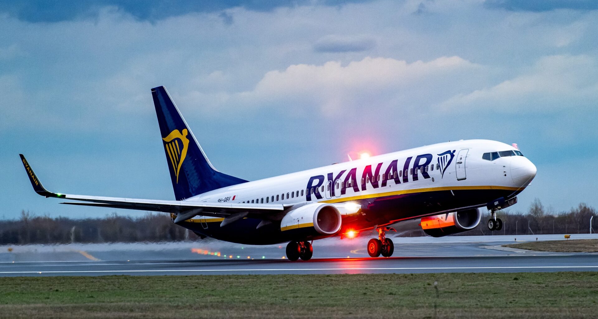 Linie Ryanair odwołają setki lotów w przyszłym tygodniu. Nawet 100 tys. pasażerów może utknąć na lotniskach przez strajk francuskich kontrolerów ruchu lotniczego