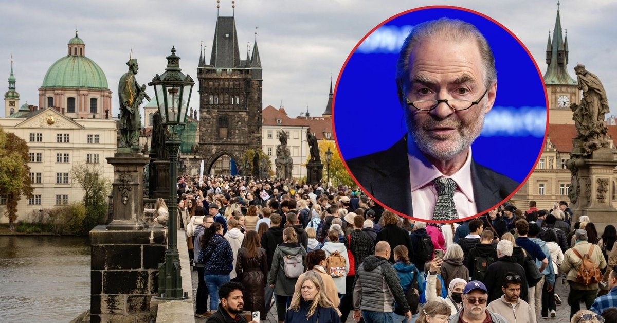 Most Karola w Pradze, Czechy, 11 października 2025 r. W ramce brytyjski historyk Timothy Garton Ash w 2022 r.