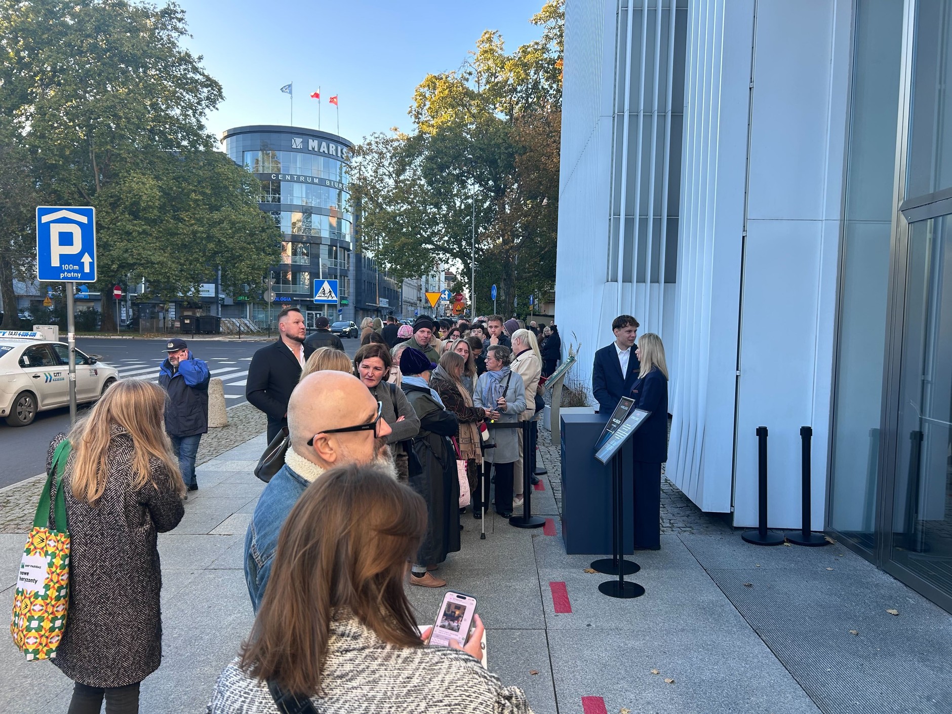 Tłum przed Filharmonią zbierał się już 2 godz. przed premierą