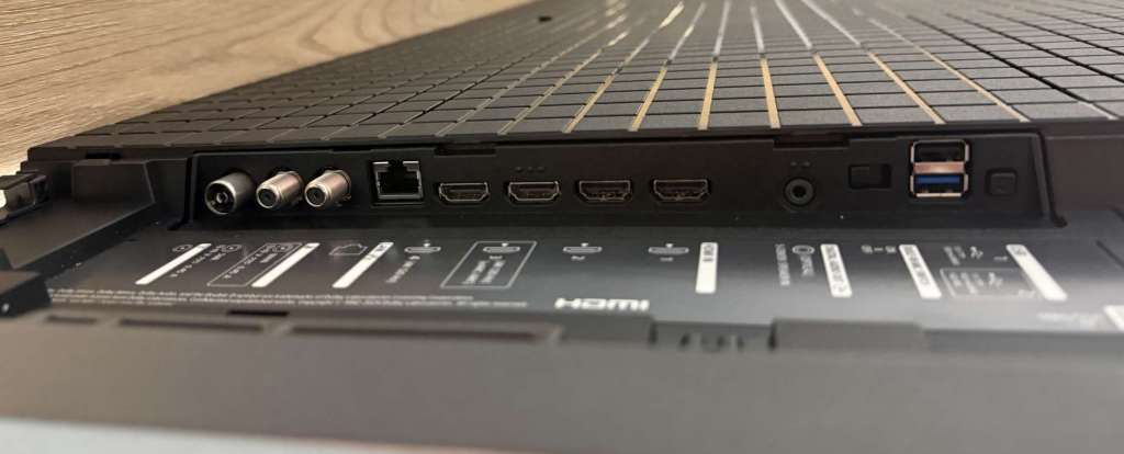 Złącza telewizora Sony BRAVIA 8 II – porty HDMI 2.1, USB i antenowe na tylnym panelu