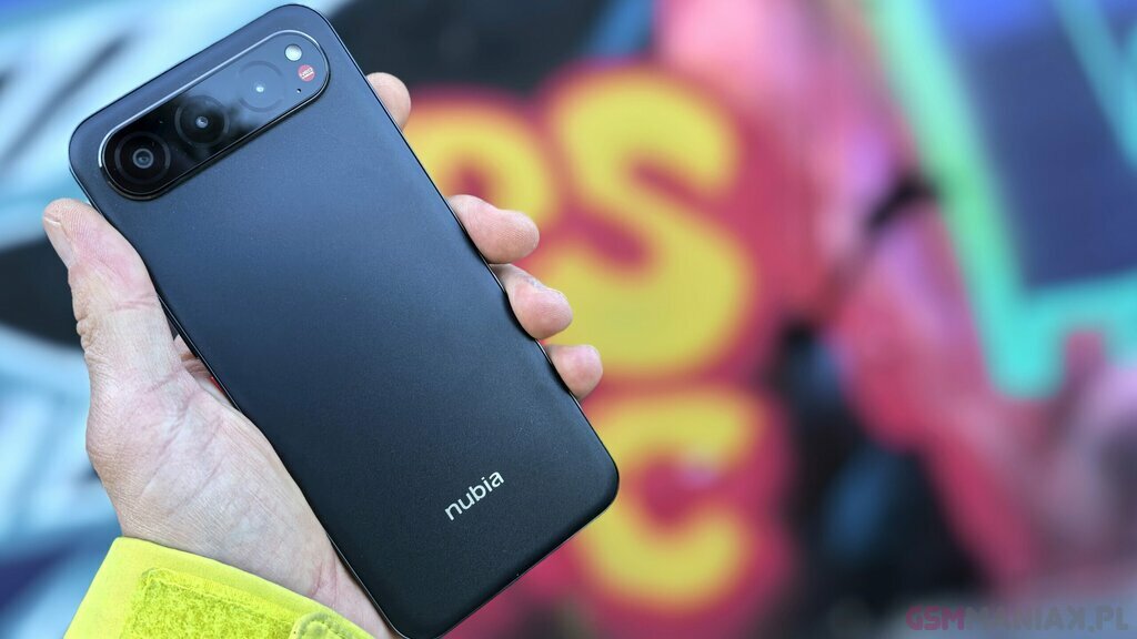 smukłego smartfona za 999 zł