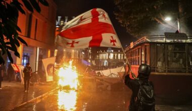 Zwolennicy gruzińskich partii opozycyjnych starli się z policją podczas wiecu po wyborach lokalnych w Tbilisi w Gruzji, 4 października 2025 r.