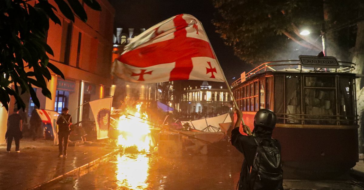 Zwolennicy gruzińskich partii opozycyjnych starli się z policją podczas wiecu po wyborach lokalnych w Tbilisi w Gruzji, 4 października 2025 r.