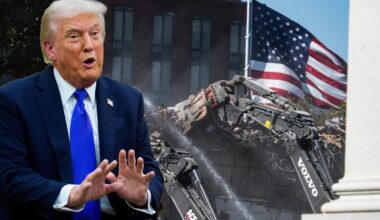 Po lewej prezydent USA Donald Trump w Gabinecie Owalnym Białego Domu w Waszyngtonie, 22 października 2025 r. W tle ciężki sprzęt burzy część wschodniego skrzydła Białego Domu w ramach przygotowań do budowy nowej sali balowej, 21 października 2025 r.