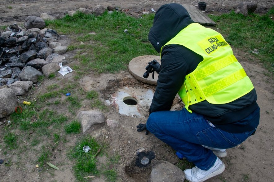 Funkcjonariusze KAS zlikwidowali gigantyczną bimbrownię pod Mońkami