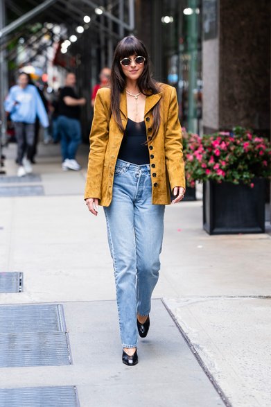 Dakota Johnson w zamszowej marynarce w 2025 r.