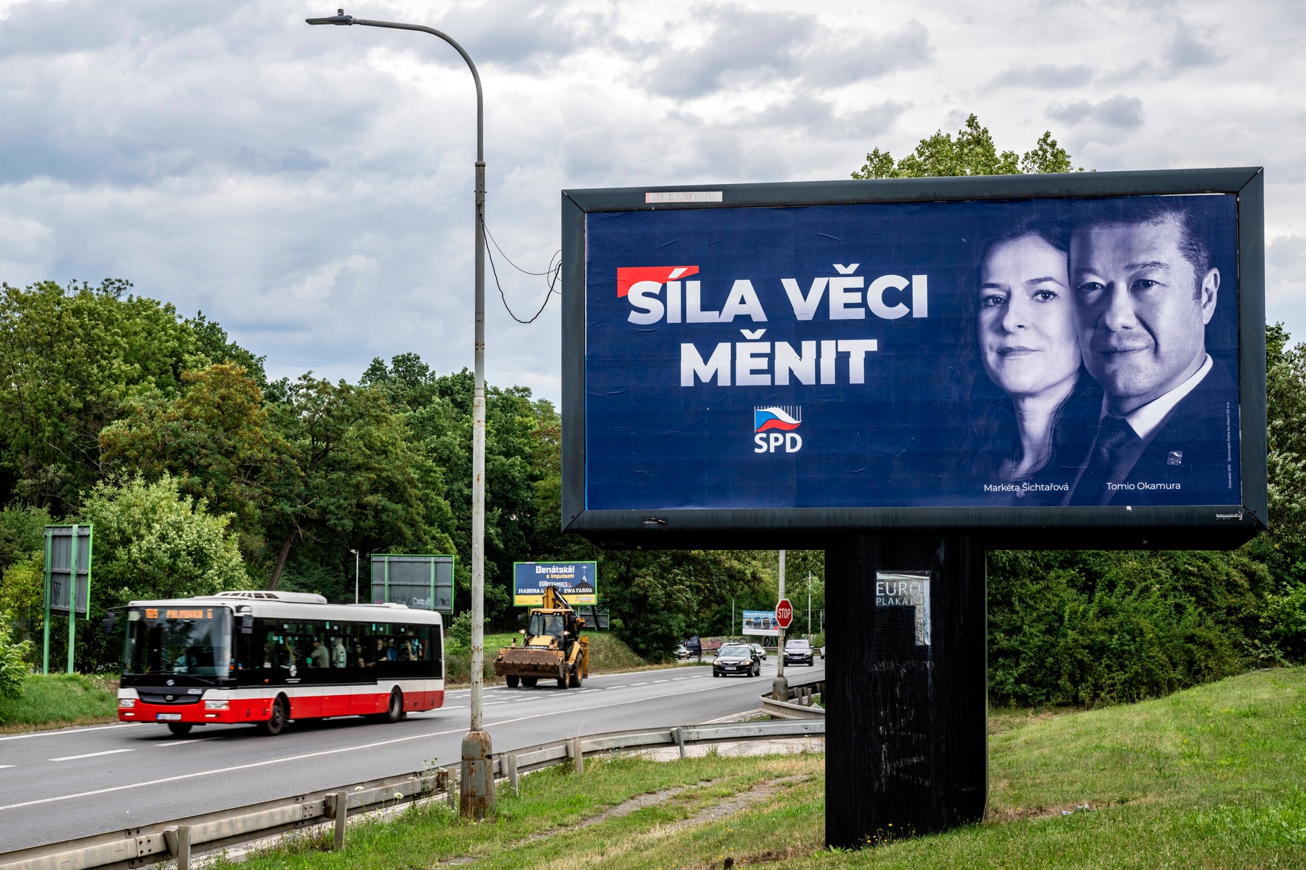 Plakat wyborczy ruchu SPD (Wolność i Demokracja Bezpośrednia) z jego liderem Tomim Okamurą (P) i kandydatką numer jeden w Pradze Marketą Sichtarową, Praga, Czechy, 31 lipca 2025 r.