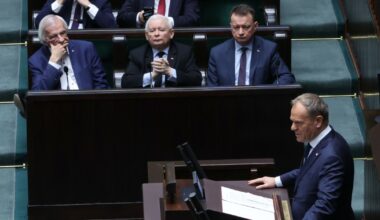 Donald Tusk w ofensywie, Jarosław Kaczyński szuka wyjścia z kryzysu