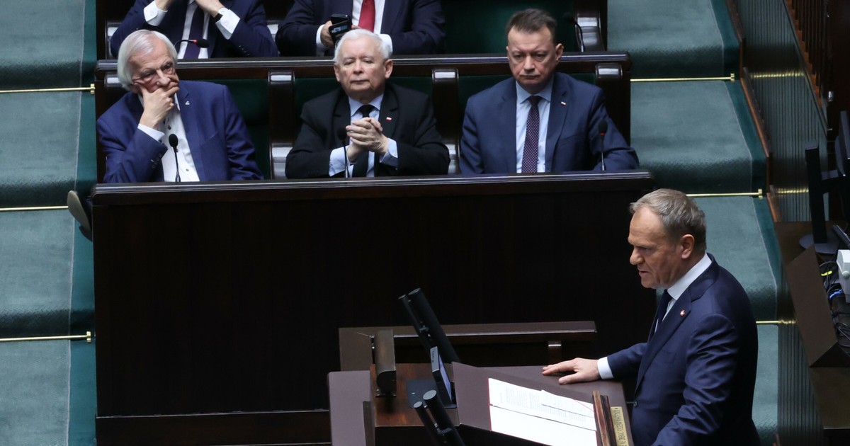 Donald Tusk w ofensywie, Jarosław Kaczyński szuka wyjścia z kryzysu