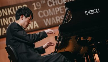 Pianista Eric Lu podczas finału Konkursu Chopinowskiego 2025 w Warszawie – zwycięzca tegorocznej edycji i symbol kontrowersji wokół jury chopinowskiego.