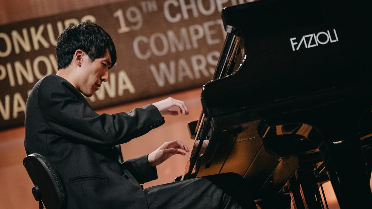 Pianista Eric Lu podczas finału Konkursu Chopinowskiego 2025 w Warszawie – zwycięzca tegorocznej edycji i symbol kontrowersji wokół jury chopinowskiego.