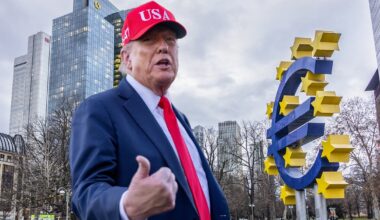 Prezydent Stanów Zjednoczonych Donald Trump w Waszyngtonie, 5 października 2025 r. W tle słynny znak euro w Europejskim Banku Centralnym (EBC), który jest bankiem centralnym dla euro i zarządza polityką pieniężną strefy euro