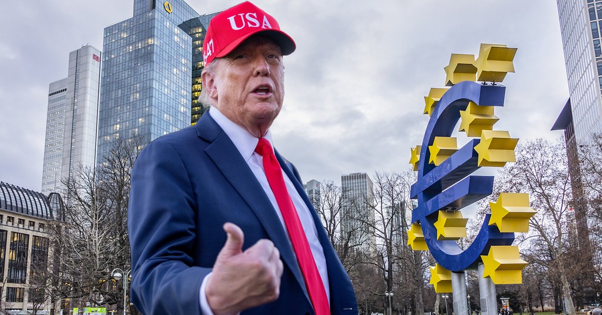 Prezydent Stanów Zjednoczonych Donald Trump w Waszyngtonie, 5 października 2025 r. W tle słynny znak euro w Europejskim Banku Centralnym (EBC), który jest bankiem centralnym dla euro i zarządza polityką pieniężną strefy euro