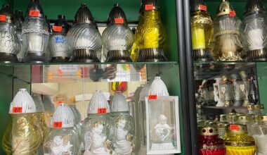 Znicze w przycmentarnym sklepiku