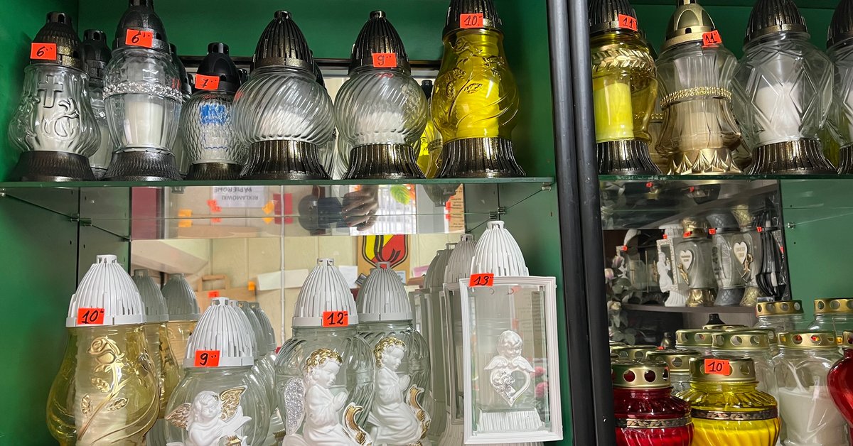 Znicze w przycmentarnym sklepiku