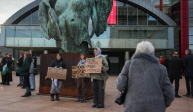 Antyizraelski protest przed budynkiem Opery Krakowskiej przed przedstawieniem "Ariadna na Naxos"