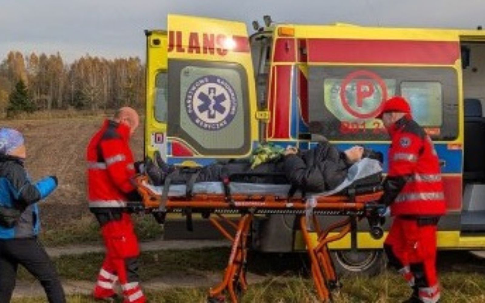 Wyłonił się z mroku jak duch. "W najnowszej stylizacji"