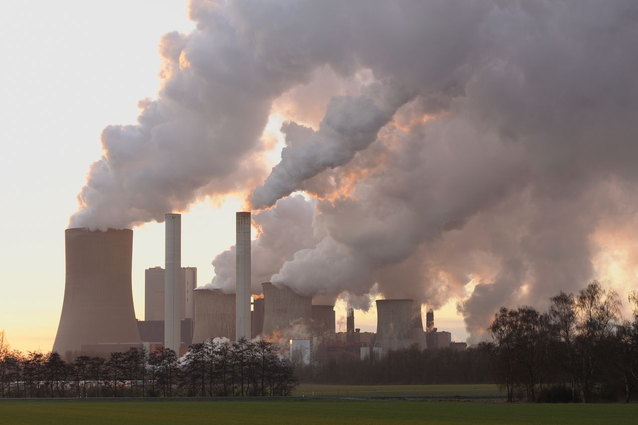 Emisja węgla na rekordowym poziomie. Wzrost OZE na razie zbyt mały