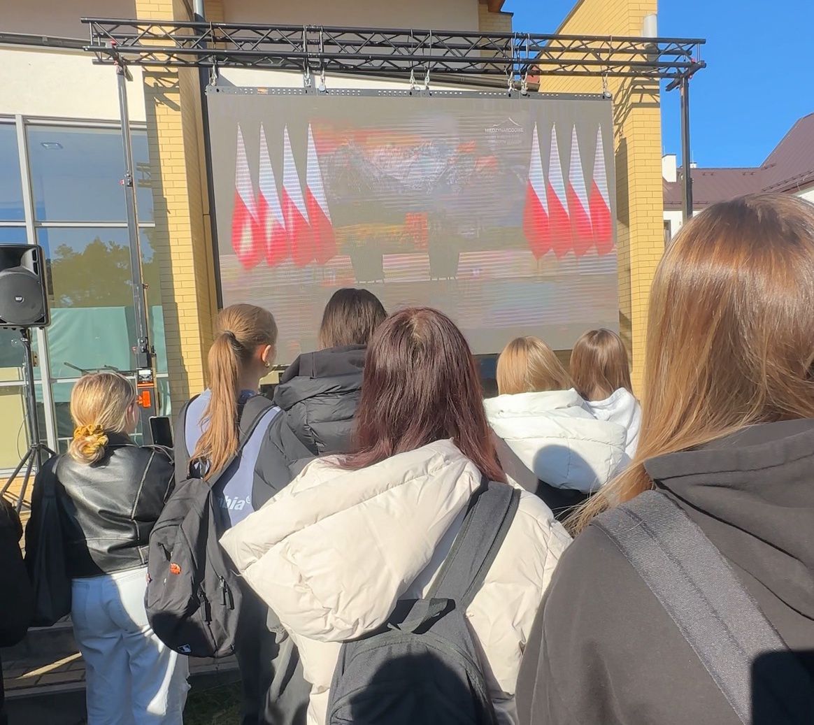 Uczniowie przed szkołą