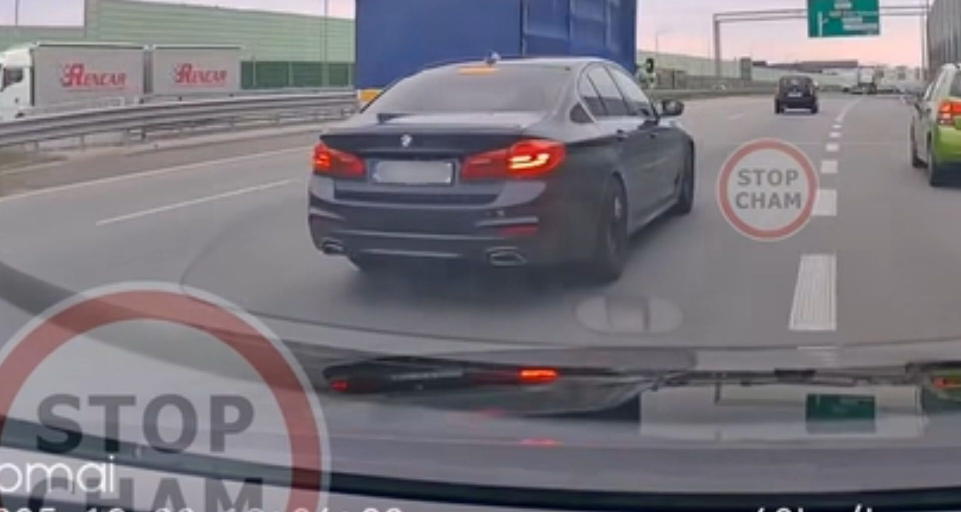 Mustang wszedł w zakręt. I nagle coś takiego. Niesie się filmik