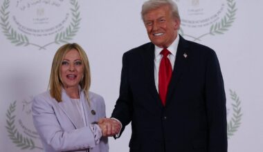 Prezydent Stanów Zjednoczonych Donald Trump i premier Włoch Giorgia Meloni podczas szczytu pokojowego w Szarm el-Szejk. Egipt, 13 października 2025 r.