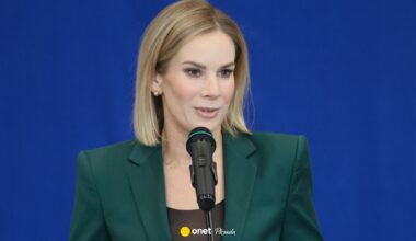 Marta Nawrocka w niemal takiej samej stylizacji. Ekspertka: wyraźny sygnał
