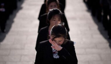 Kobieta ociera łzy, czekając na złożenie hołdu przed posągami zmarłych przywódców Korei Północnej Kim Il Sunga i Kim Dzong Ila, w ramach obchodów rocznicy urodzin Kim Il Sunga, 15 kwietnia 2019 r.