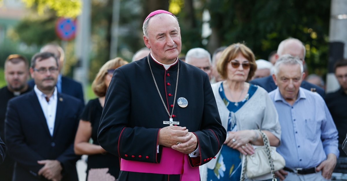 Prokuratura uważa, że biskup tuszował pedofilię. Sprawa utknęła w sądzie