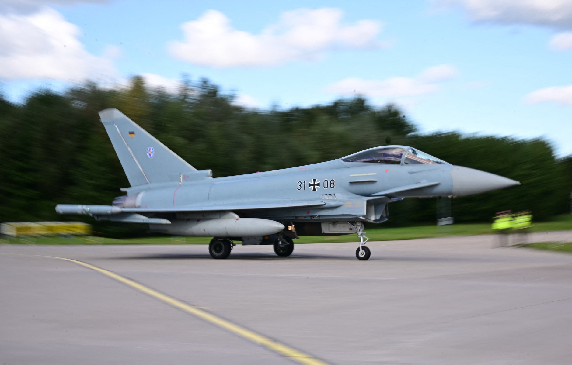 Eurofighter Typhoon niemieckich sił powietrznych ląduje w bazie wojskowej w Laage, 23 września 2025 r.