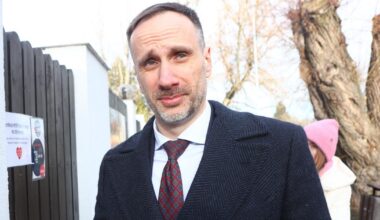 Janusz Kowalski opowiadał o PiS. Przechodzień przerwał konferencję