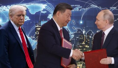 Po lewej prezydent USA Donald Trump w Waszyngtonie, 10 października 2025 r.. Po prawej przywódca Chin Xi Jinping (w środku) i prezydent Rosji Władimir Putin w Moskwie, 8 maja 2025 r. W tle grafika z mapą świata