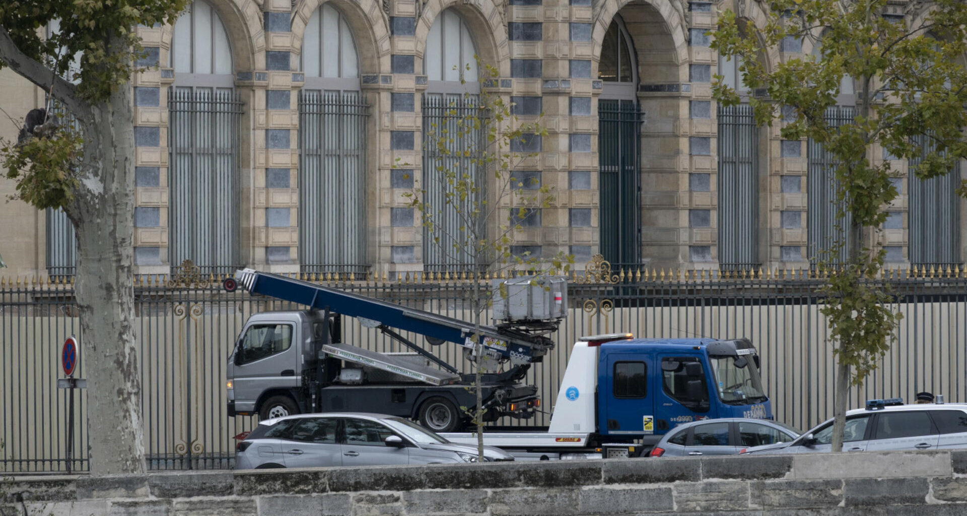 "Szokująca" kradzież w Luwrze. "Jest drugie dno"